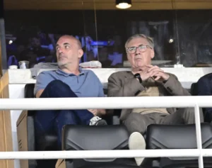 Carlo Ancelotti acompanha Botafogo x Flamengo no Nilton Santos