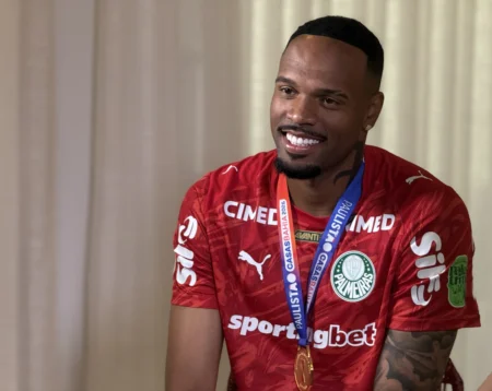 Carlos Miguel exalta Palmeiras em decisões e almeja espelhar Gustavo Gómez após título.