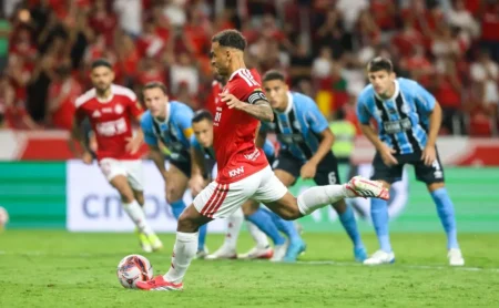 Carlos Simon critica ausência de expulsão e marca pênalti em Alan Patrick