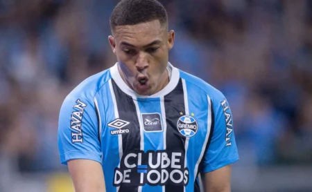 Carlos Vinícius reage ao título do Grêmio e provoca o Internacional: “O favorito venceu”