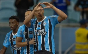 Carlos Vinícius, artilheiro do Grêmio, fala sobre renovação: “Está caminhando tranquilo”