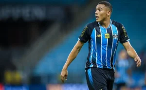 Carlos Vinicius revela ter estado perto de jogar no Red Bull Bragantino: “Fiz vídeo de apresentação”