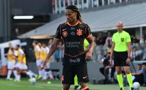 Carrillo e Flávio Rodrigues de Souza vivenciam lance curioso em Santos x Corinthians