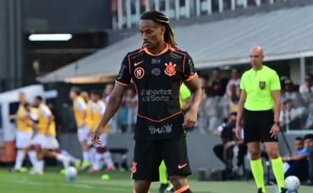 Carrillo e Flávio Rodrigues de Souza vivenciam lance curioso em Santos x Corinthians