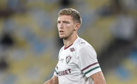 Castillo celebra gol pelo Fluminense e expressa emoção no Maracanã