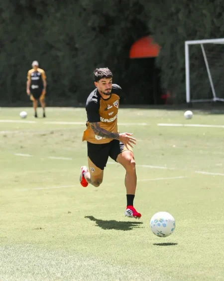 Cauly herda vaga de Lucas e busca sequência como titular no São Paulo