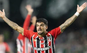 Cauly tem desempenho abaixo do esperado e se torna alvo após derrota do São Paulo para o Palmeiras no clássico.