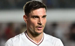 Cédric Soares perde espaço no São Paulo com Crespo e pode deixar o clube