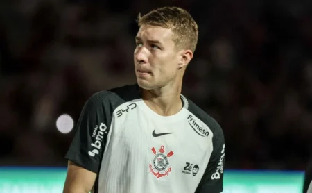 Charles observa crescimento da concorrência e redução de espaço no Corinthians em março.