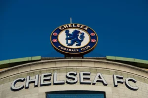 Chelsea multado em R$ 64 milhões e proibido de transferências por infrações na Premier League Chelsea multado em R$ 64 milhões e proibido de transferências por infrações na Premier League