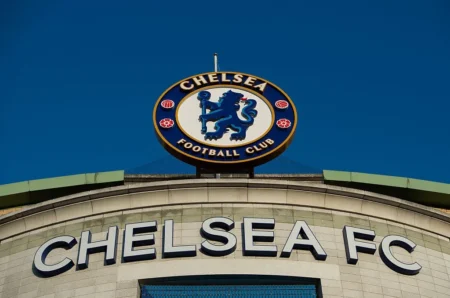 Chelsea multado em R$ 64 milhões e proibido de transferências por infrações na Premier League Chelsea multado em R$ 64 milhões e proibido de transferências por infrações na Premier League