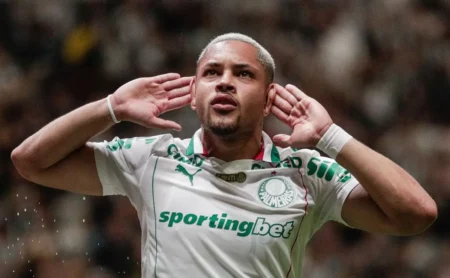 Chelsea oferece R$ 305 milhões por Vitor Roque e inicia negociações com Palmeiras