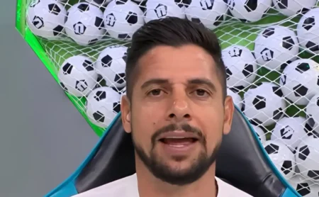 Cicinho prevê o vencedor de Santos x Corinthians na 6ª rodada do Brasileirão