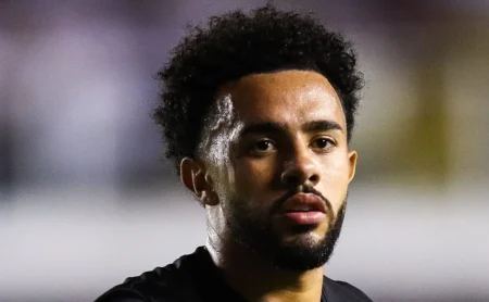 Claudinho, alvo do Santos, deixa o Catar com a família por questões pessoais