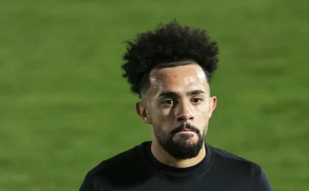 Claudinho retorna ao Santos após liberação do Al-Sadd, mas acordo é improvável