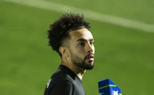 Claudinho fora dos planos do Flamengo, Al-Sadd espera por seu retorno ao Catar