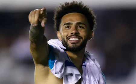 Claudinho recebe R$ 1,5 milhão no Catar e permanece no radar do Santos para a próxima janela.