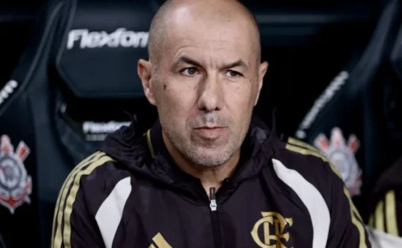 Com expulsão e lesão, Jardim ajusta o Flamengo para enfrentar a pressão do Corinthians no Brasileirão