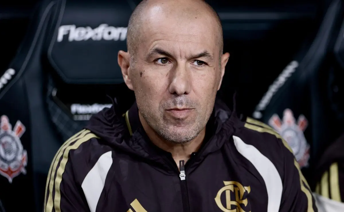 Com expulsão e lesão, Jardim ajusta o Flamengo para enfrentar a pressão do Corinthians no Brasileirão Com expulsão e lesão, Jardim ajusta o Flamengo para enfrentar a pressão do Corinthians no Brasileirão