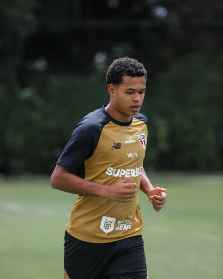 Com Paulinho em campo, São Paulo testa formações antes do duelo com a Chapecoense