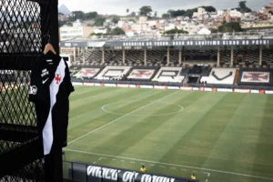 Com reforço financeiro de Rayan, Vasco mantém a busca por patrocínio máster