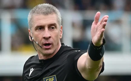 Comentarista de arbitragem deixa programa ao vivo após debate sobre Gre-Nal