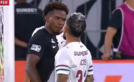 Confronto entre Thiago Mendes e Lucho Acosta causa confusão em Vasco x Fluminense