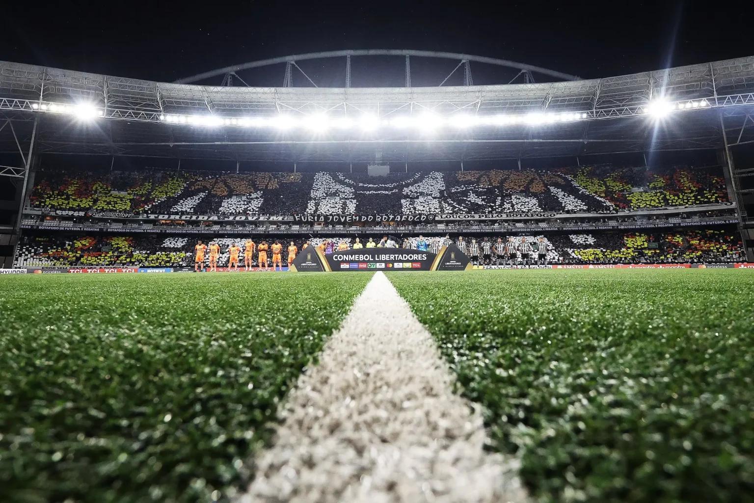 Conmebol abre processo disciplinar contra o Botafogo por atraso e uniformes irregulares