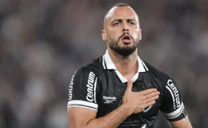 Corinthians negocia com Arthur Cabral: Empréstimo sem custos para o Timão