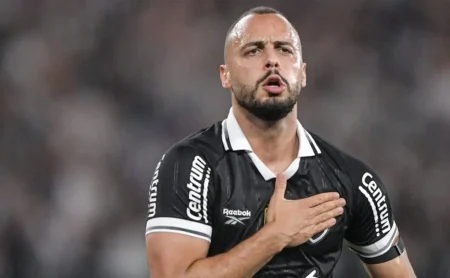 Corinthians negocia com Arthur Cabral: Empréstimo sem custos para o Timão