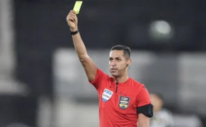 Corinthians enfrenta árbitro polêmico em jogo decisivo contra o Flamengo