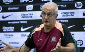 Corinthians e Flamengo se enfrentam em cenário diferente após a Supercopa, com pressão no Brasileirão Corinthians e Flamengo se enfrentam em cenário diferente após a Supercopa, com pressão no Brasileirão