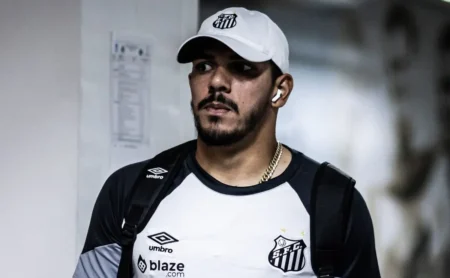 Corinthians busca novo goleiro e observa João Paulo, do Santos Corinthians busca novo goleiro e observa João Paulo, do Santos