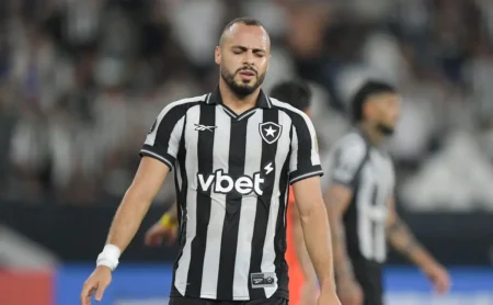 Corinthians traça plano B para centroavante caso falhe em contratar Arthur Cabral