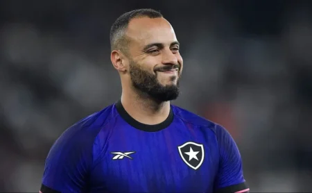 Corinthians busca acordo final com Arthur Cabral, mas divisão salarial com Botafogo dificulta negociação