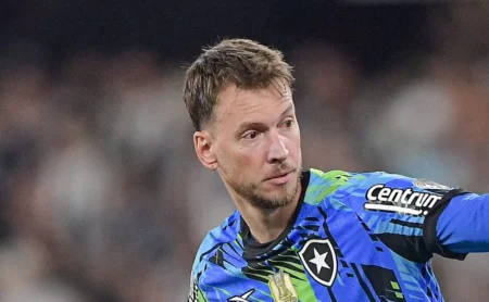 Corinthians oferece R$ 350 mil mensais a Neto, mas negocia com o Botafogo