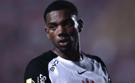 Corinthians segue em negociação com o Milan por André e busca superar R$ 103 milhões
