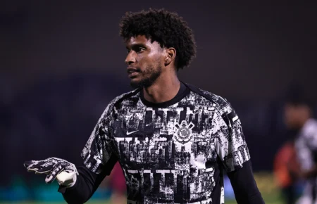 Corinthians define valor mínimo para negociar Hugo Souza