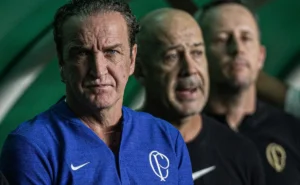 Corinthians analisa Cuca, Crespo e Ramón Díaz como opções para substituir Dorival Júnior, mas técnicos não convencem.