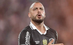 Corinthians negocia empréstimo de Arthur Cabral; Botafogo define valor de venda em R$ 48,8 milhões Corinthians negocia empréstimo de Arthur Cabral; Botafogo define valor de venda em R$ 48,8 milhões