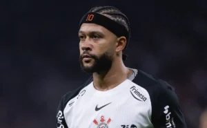 Corinthians busca apoio de Memphis Depay para renovação contratual.