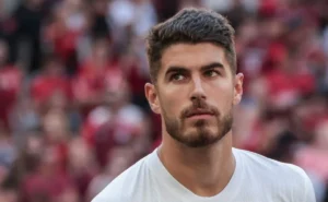 Corinthians acerta contratação de Arthur Cabral com divisão de salários e possível saída de Pedro Raul