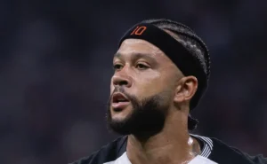 Corinthians busca reduzir regalias na renovação com Memphis Depay e oferece contrato de dois anos. Corinthians busca reduzir regalias na renovação com Memphis Depay e oferece contrato de dois anos.