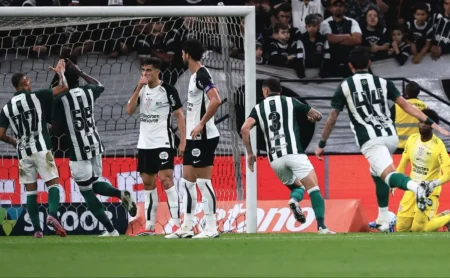 Coritiba abre placar com gol de Jacy e pressiona Corinthians no Brasileirão