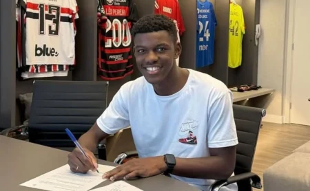 Coritiba rejeita proposta do Flamengo por Khensane Mpusane e define preço do volante em R$ 30 milhões