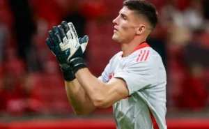 Coudet busca Rochet no River, mas goleiro prefere permanecer no Internacional