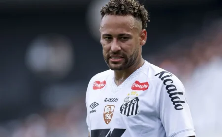 Cozinheira processa Neymar por jornadas exaustivas em mansão no Rio