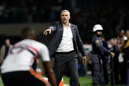 Crespo lamenta eliminação do São Paulo e exalta campanha: "Valorizar o que fizemos"