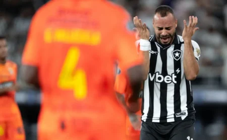 Crise no Botafogo após eliminação na Libertadores leva a ameaças contra dirigentes