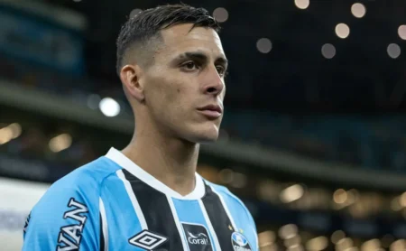 Cristian Pavón se destaca no Grêmio e conquista espaço na lateral direita com Luís Castro Cristian Pavón se destaca no Grêmio e conquista espaço na lateral direita com Luís Castro